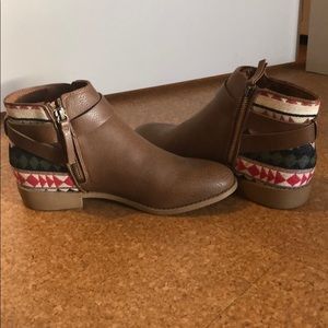 H&M faux leather bootie w/fabric detail on back